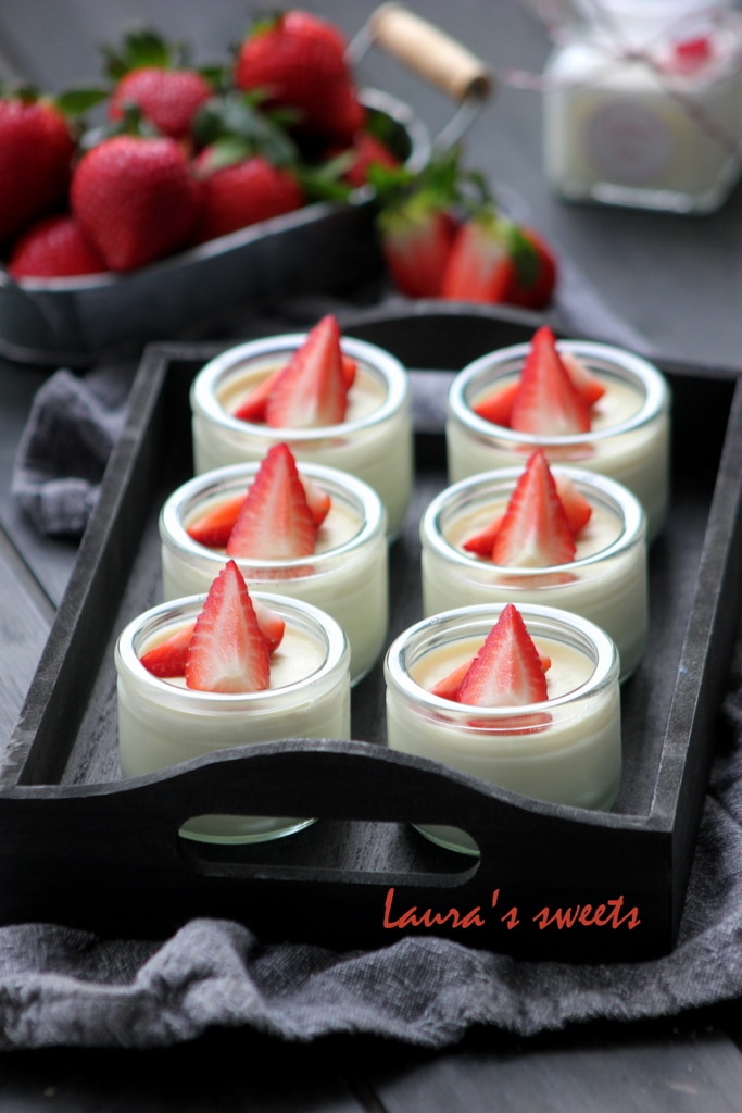 Panna cotta cu lamaie si capsuni