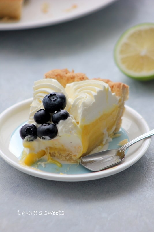 Tarta cu crema de lamaie, afine si frisca