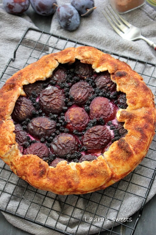 Tarta cu prune, afine si branza - Reteta fara zahar