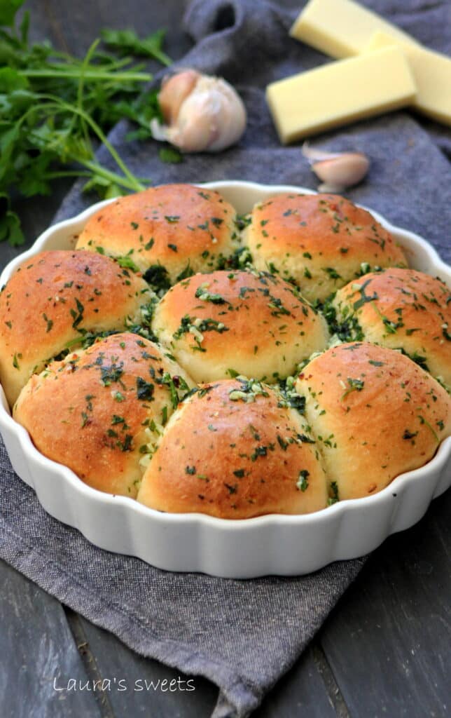 Chifle pufoase umplute cu mozzarella